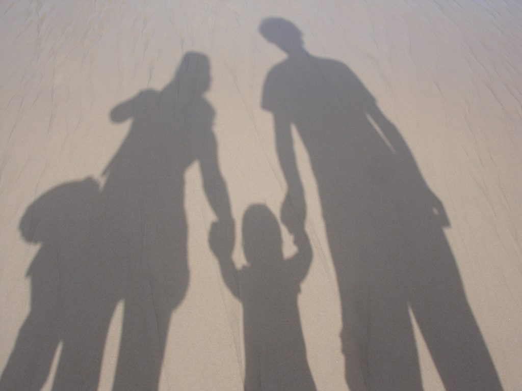 Bild einer 4-köpfigen Familie, die nur ihren Schatten fotografiert hat.