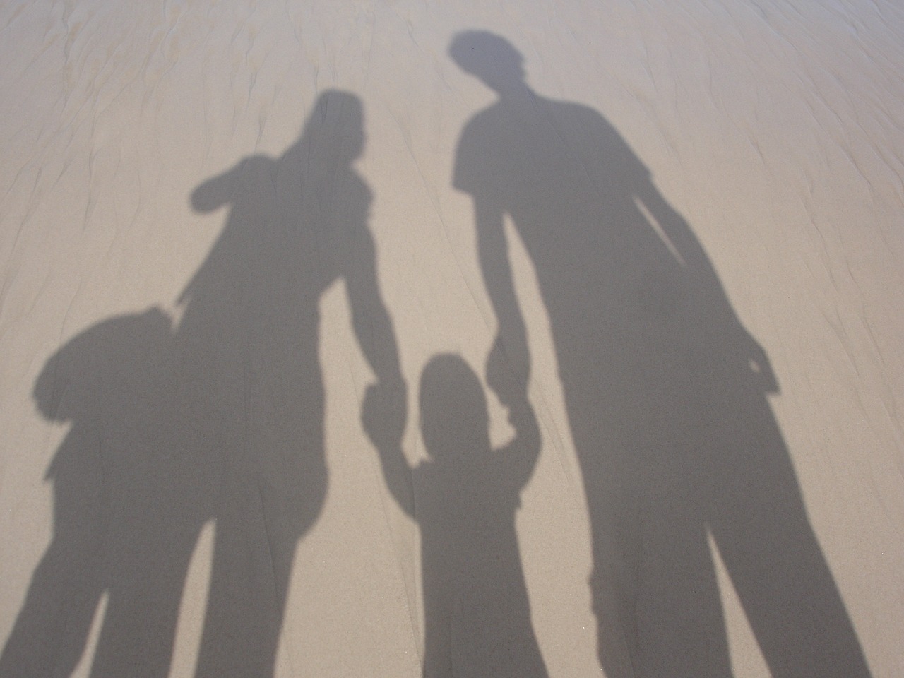 Bild einer 4-köpfigen Familie, die nur ihren Schatten fotografiert hat.